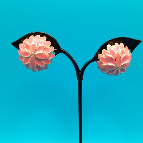 Vintage Pink Enamel Flower Clip Earrings, Gold Tone, Vintage Jewelry - Picture 4 of 9